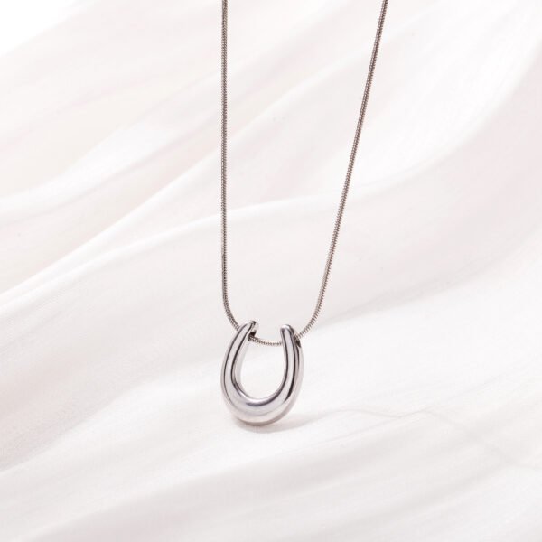 Simple fashion 18K gold plated stainless steel U-shaped necklace women's all-match high-grade irregular titanium steel clavicle chain - Image 3