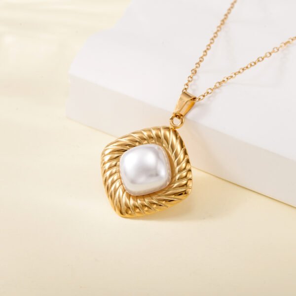 Fashion temperament senior sense not fade color necklace cross-border new stainless steel die-cast inlaid shell bead pendant collarbone chain female - Image 3