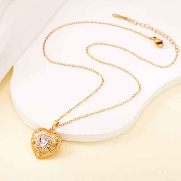 Cross-border vintage stainless steel die-cast necklace inlaid with diamond heart-shaped shell beads stainless steel clavicle chain pendant high-grade jewelry - Image 4