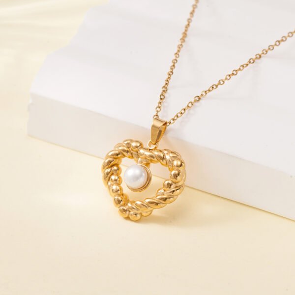 Cross-border vintage stainless steel die-cast necklace inlaid with diamond heart-shaped shell beads stainless steel clavicle chain pendant high-grade jewelry - Image 7