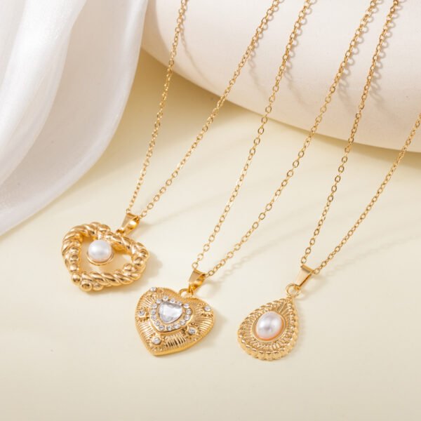 Cross-border vintage stainless steel die-cast necklace inlaid with diamond heart-shaped shell beads stainless steel clavicle chain pendant high-grade jewelry