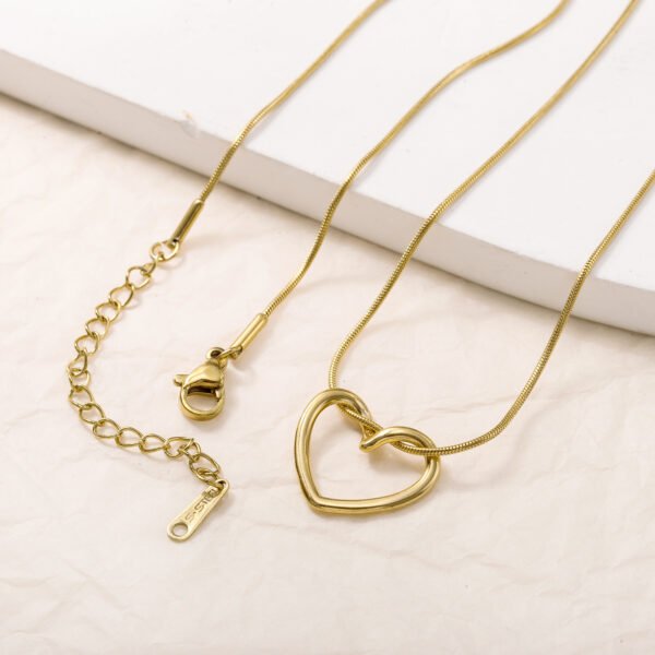 Cross-border new stainless steel heart pendant necklace simple love wound collarbone chain electroplated titanium steel sweater chain - Image 2