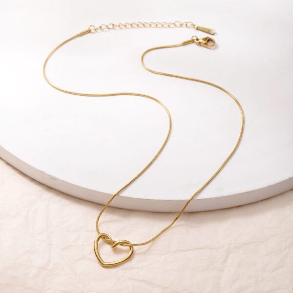 Cross-border new stainless steel heart pendant necklace simple love wound collarbone chain electroplated titanium steel sweater chain - Image 4