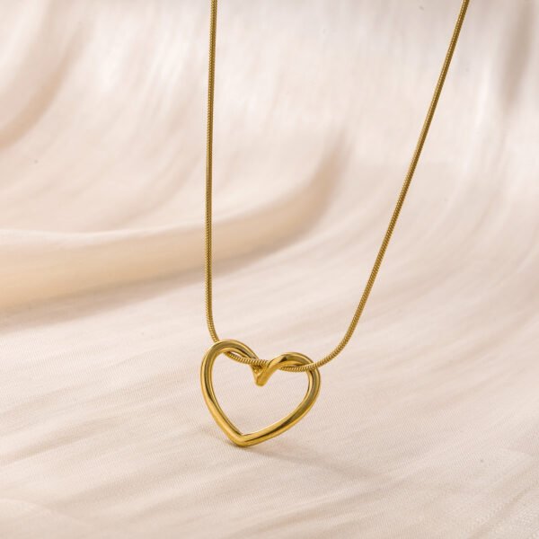 Cross-border new stainless steel heart pendant necklace simple love wound collarbone chain electroplated titanium steel sweater chain - Image 6