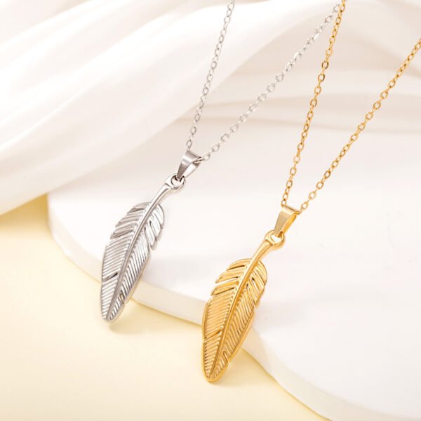 Cross-border new stainless steel feather fringe necklace Women's Bohemian style retro oil pressed titanium steel jewelry clavicle chain