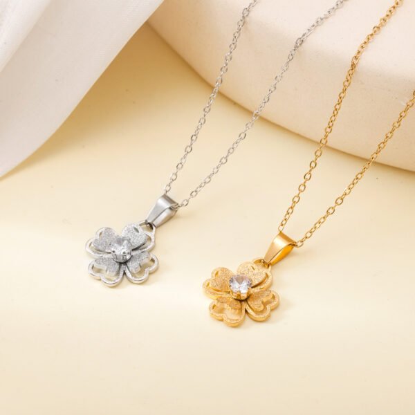 Stainless steel flower necklace women's simple light luxury design sense double hollowed-out diamond-inlaid sunflower colorless collarbone chain