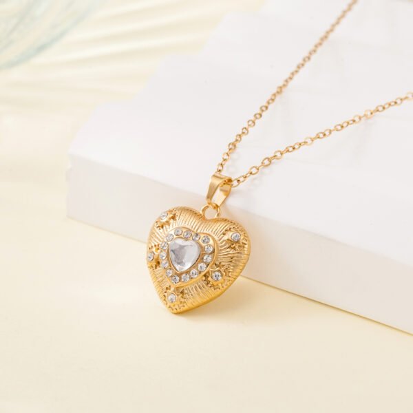 Cross-border vintage stainless steel die-cast necklace inlaid with diamond heart-shaped shell beads stainless steel clavicle chain pendant high-grade jewelry - Image 5
