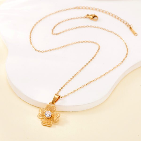 Stainless steel flower necklace women's simple light luxury design sense double hollowed-out diamond-inlaid sunflower colorless collarbone chain - Image 4