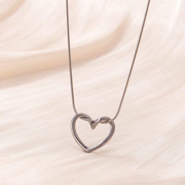 Cross-border new stainless steel heart pendant necklace simple love wound collarbone chain electroplated titanium steel sweater chain - Image 5