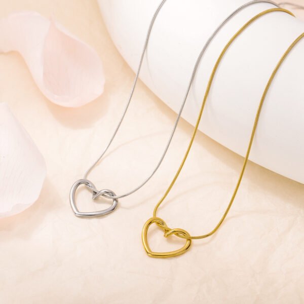 Cross-border new stainless steel heart pendant necklace simple love wound collarbone chain electroplated titanium steel sweater chain